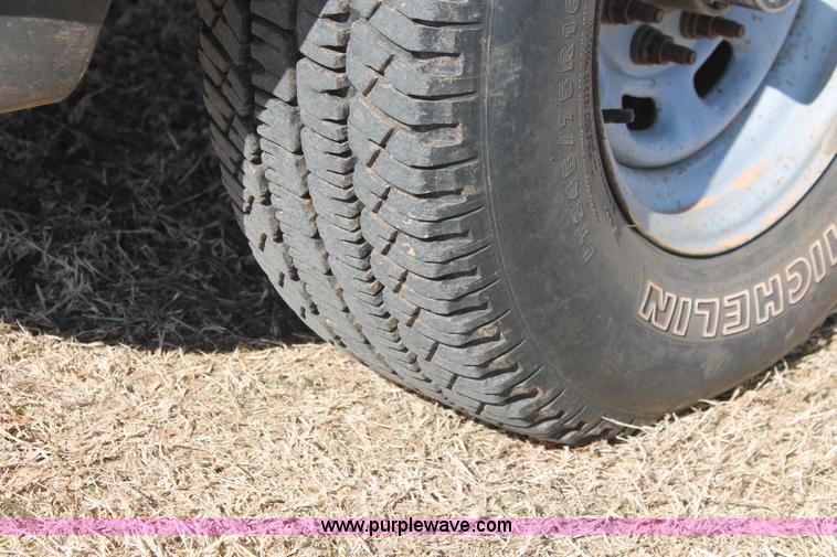 image for item L6786 2002 Ford F350 Super Duty XLT flatbed pickup truck