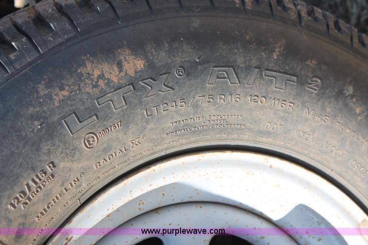 image for item L6786 2002 Ford F350 Super Duty XLT flatbed pickup truck