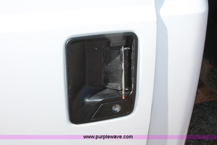 image for item L6786 2002 Ford F350 Super Duty XLT flatbed pickup truck