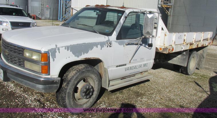 image for item L7004 1992 Chevrolet 3500 flatbed pickup truck