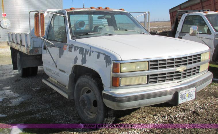 image for item L7004 1992 Chevrolet 3500 flatbed pickup truck