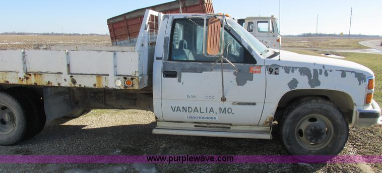 image for item L7004 1992 Chevrolet 3500 flatbed pickup truck