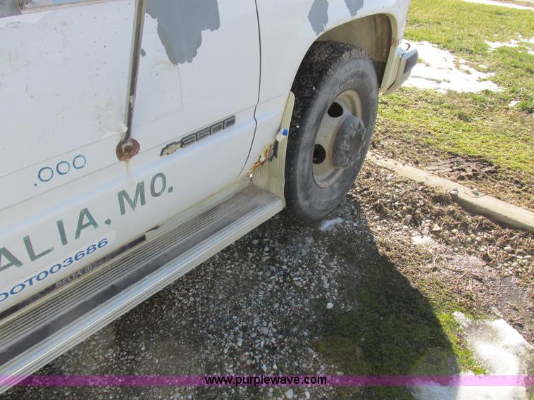 image for item L7004 1992 Chevrolet 3500 flatbed pickup truck