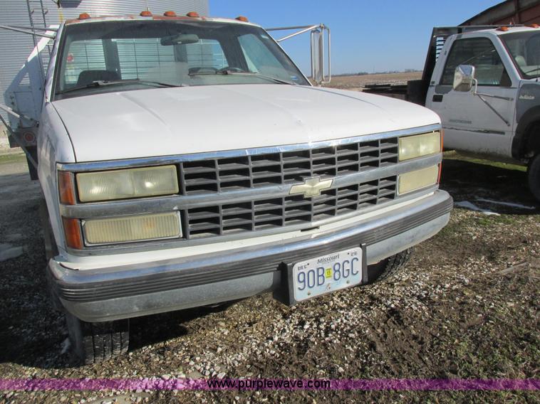 image for item L7004 1992 Chevrolet 3500 flatbed pickup truck