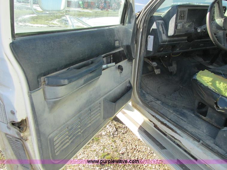 image for item L7004 1992 Chevrolet 3500 flatbed pickup truck