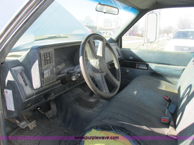 image for item L7004 1992 Chevrolet 3500 flatbed pickup truck