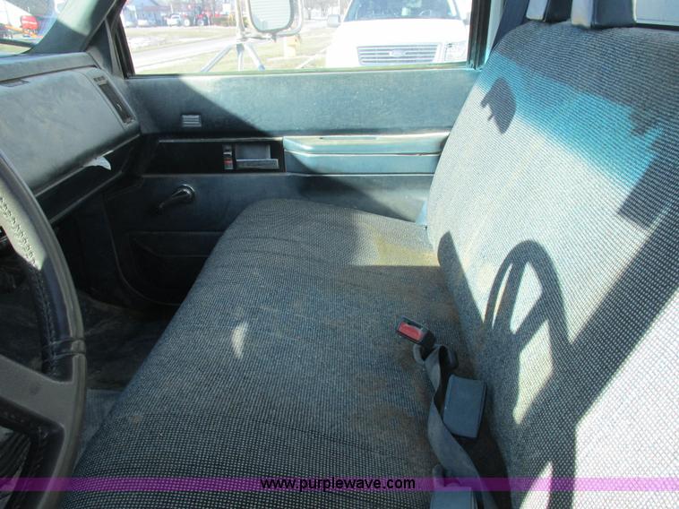 image for item L7004 1992 Chevrolet 3500 flatbed pickup truck