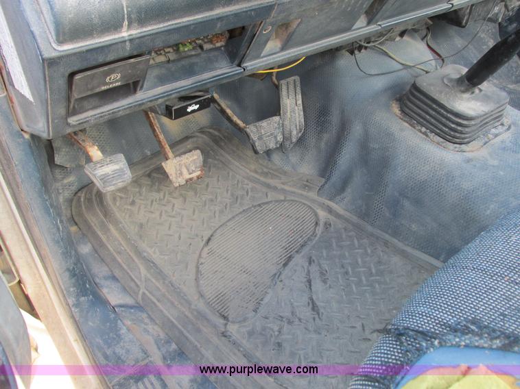 image for item L7004 1992 Chevrolet 3500 flatbed pickup truck