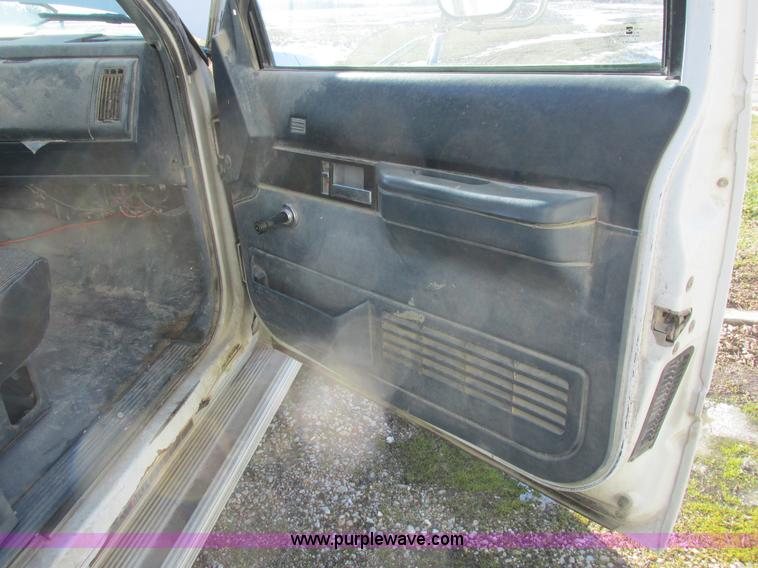 image for item L7004 1992 Chevrolet 3500 flatbed pickup truck