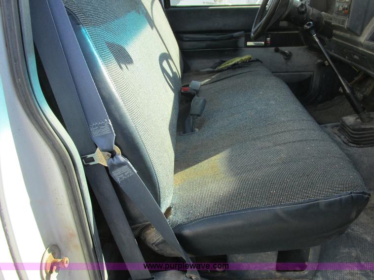 image for item L7004 1992 Chevrolet 3500 flatbed pickup truck