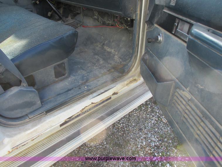 image for item L7004 1992 Chevrolet 3500 flatbed pickup truck