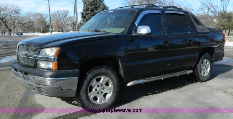 image for item L7314 2004 Chevrolet Avalanche 1500 pickup truck