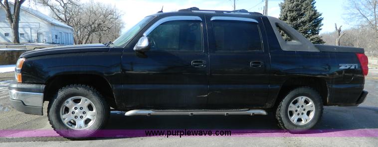 image for item L7314 2004 Chevrolet Avalanche 1500 pickup truck