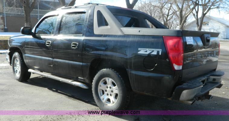 image for item L7314 2004 Chevrolet Avalanche 1500 pickup truck