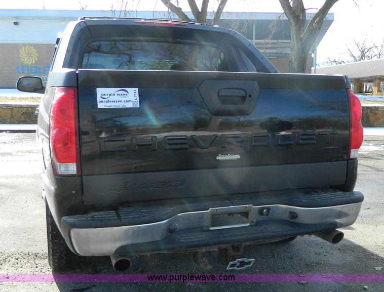 image for item L7314 2004 Chevrolet Avalanche 1500 pickup truck