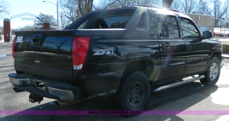 image for item L7314 2004 Chevrolet Avalanche 1500 pickup truck