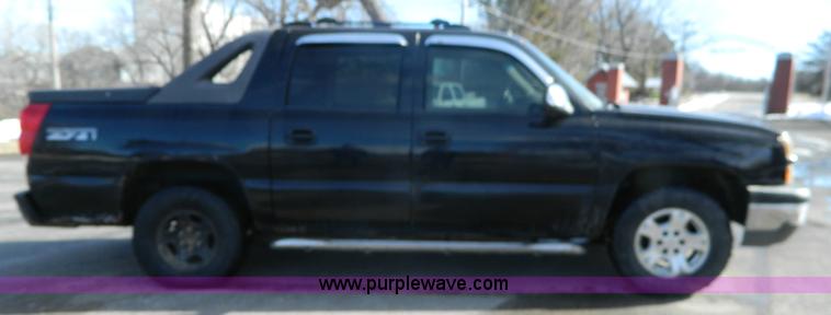 image for item L7314 2004 Chevrolet Avalanche 1500 pickup truck