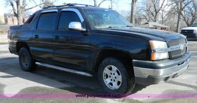 image for item L7314 2004 Chevrolet Avalanche 1500 pickup truck