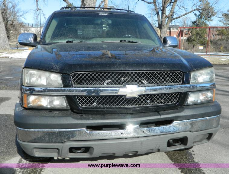 image for item L7314 2004 Chevrolet Avalanche 1500 pickup truck