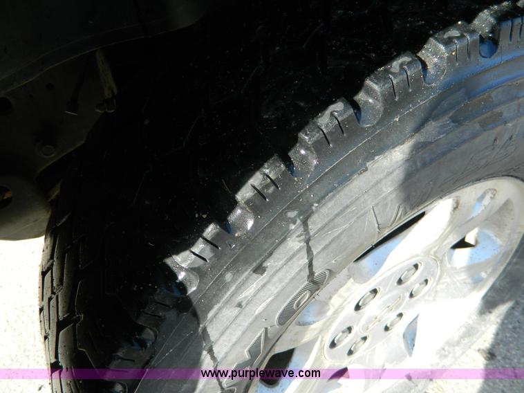 image for item L7314 2004 Chevrolet Avalanche 1500 pickup truck