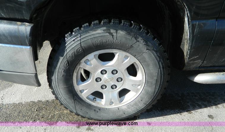 image for item L7314 2004 Chevrolet Avalanche 1500 pickup truck