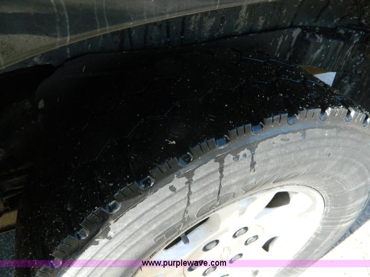 image for item L7314 2004 Chevrolet Avalanche 1500 pickup truck