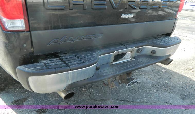 image for item L7314 2004 Chevrolet Avalanche 1500 pickup truck