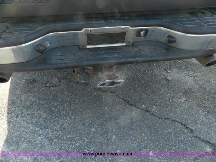 image for item L7314 2004 Chevrolet Avalanche 1500 pickup truck