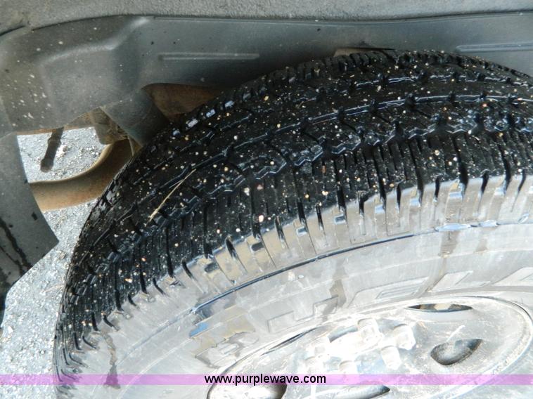 image for item L7314 2004 Chevrolet Avalanche 1500 pickup truck