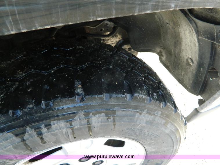 image for item L7314 2004 Chevrolet Avalanche 1500 pickup truck