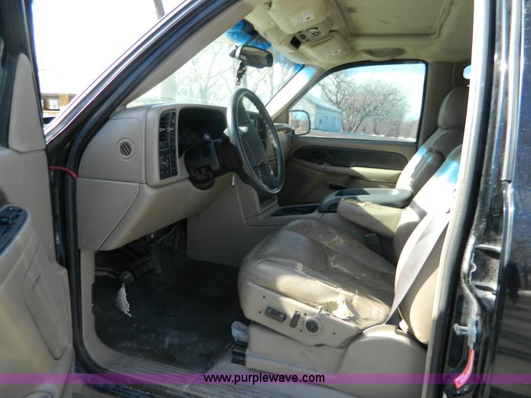 image for item L7314 2004 Chevrolet Avalanche 1500 pickup truck
