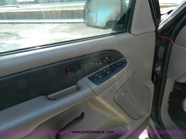 image for item L7314 2004 Chevrolet Avalanche 1500 pickup truck