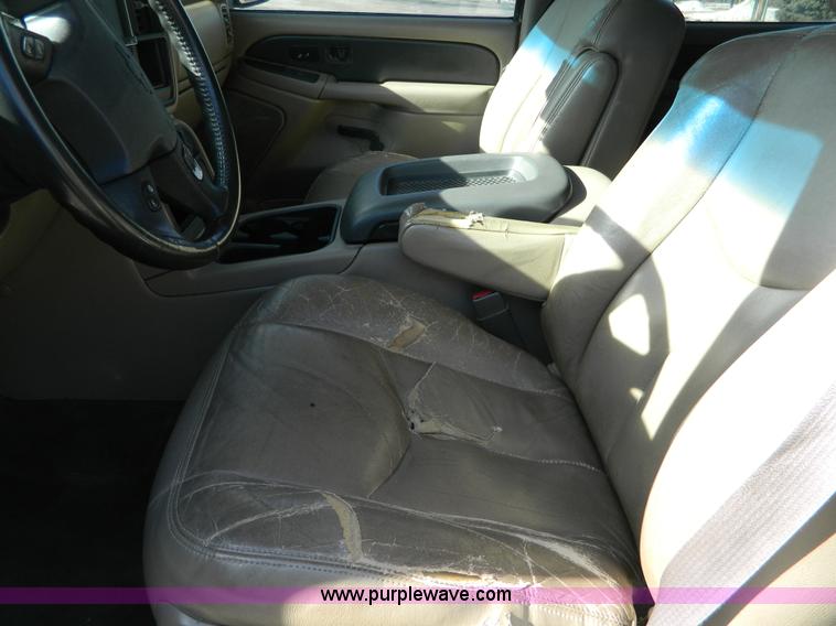 image for item L7314 2004 Chevrolet Avalanche 1500 pickup truck