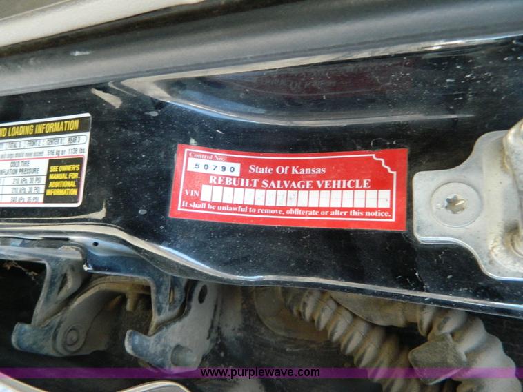 image for item L7314 2004 Chevrolet Avalanche 1500 pickup truck