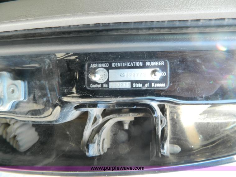 image for item L7314 2004 Chevrolet Avalanche 1500 pickup truck