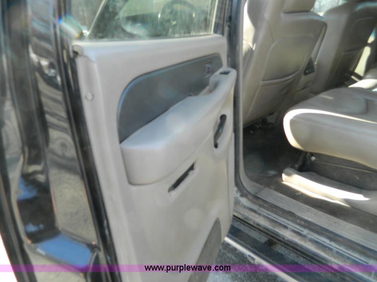 image for item L7314 2004 Chevrolet Avalanche 1500 pickup truck