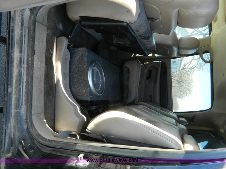 image for item L7314 2004 Chevrolet Avalanche 1500 pickup truck