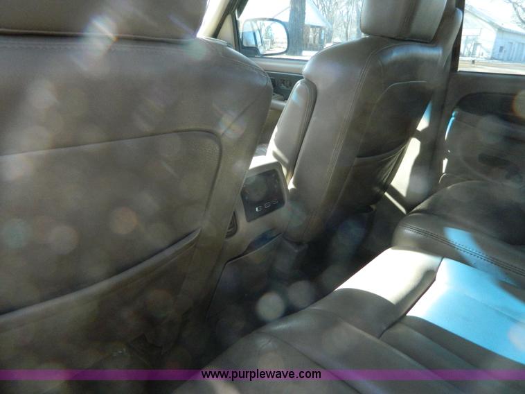 image for item L7314 2004 Chevrolet Avalanche 1500 pickup truck