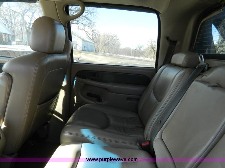 image for item L7314 2004 Chevrolet Avalanche 1500 pickup truck