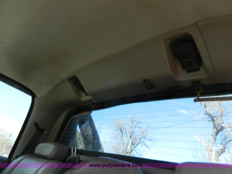 image for item L7314 2004 Chevrolet Avalanche 1500 pickup truck