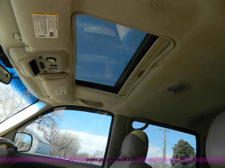 image for item L7314 2004 Chevrolet Avalanche 1500 pickup truck