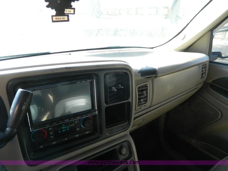 image for item L7314 2004 Chevrolet Avalanche 1500 pickup truck