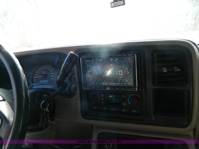 image for item L7314 2004 Chevrolet Avalanche 1500 pickup truck