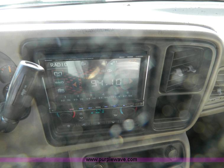 image for item L7314 2004 Chevrolet Avalanche 1500 pickup truck