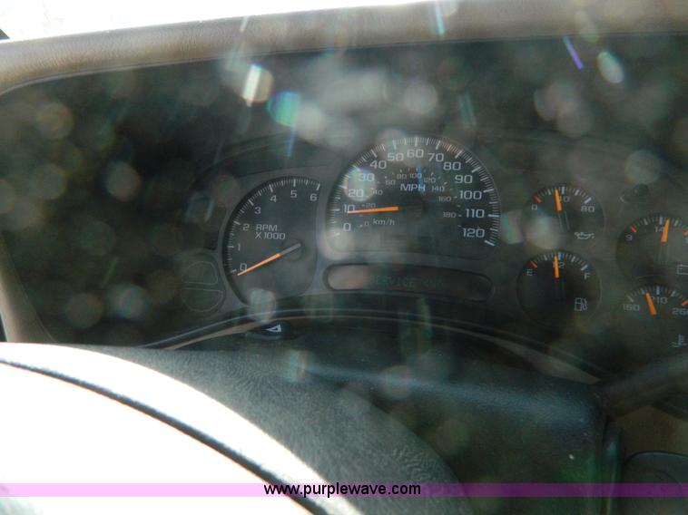 image for item L7314 2004 Chevrolet Avalanche 1500 pickup truck