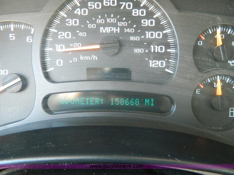 image for item L7314 2004 Chevrolet Avalanche 1500 pickup truck