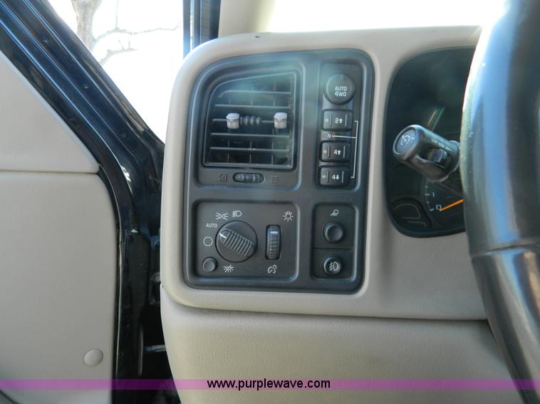 image for item L7314 2004 Chevrolet Avalanche 1500 pickup truck