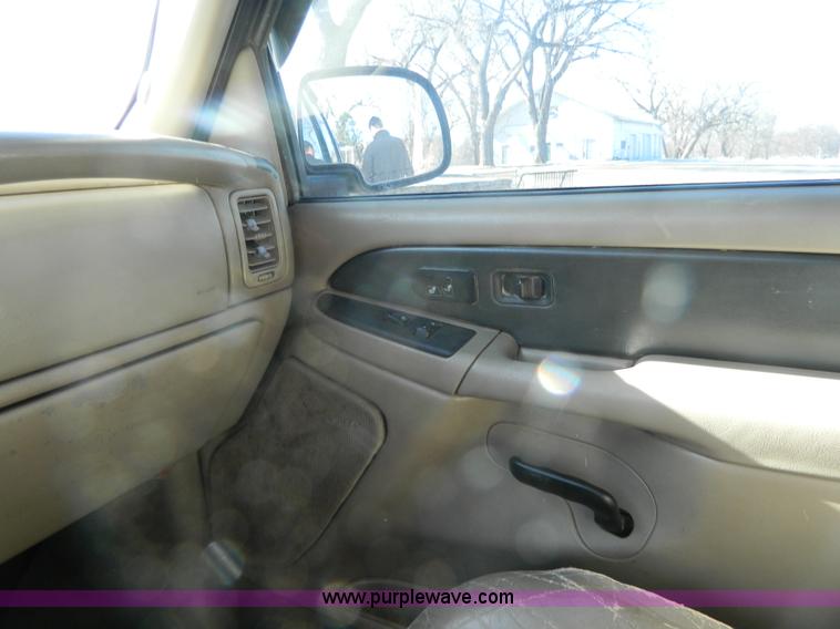 image for item L7314 2004 Chevrolet Avalanche 1500 pickup truck