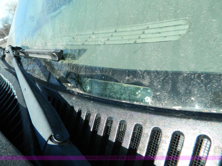 image for item L7314 2004 Chevrolet Avalanche 1500 pickup truck