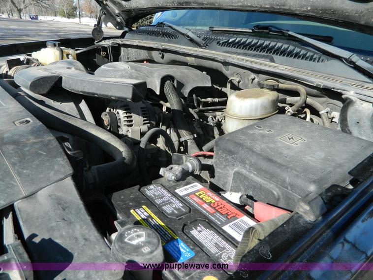 image for item L7314 2004 Chevrolet Avalanche 1500 pickup truck